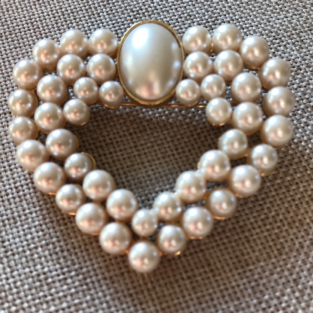 “Pearl” shaped Heart Brooch Pin